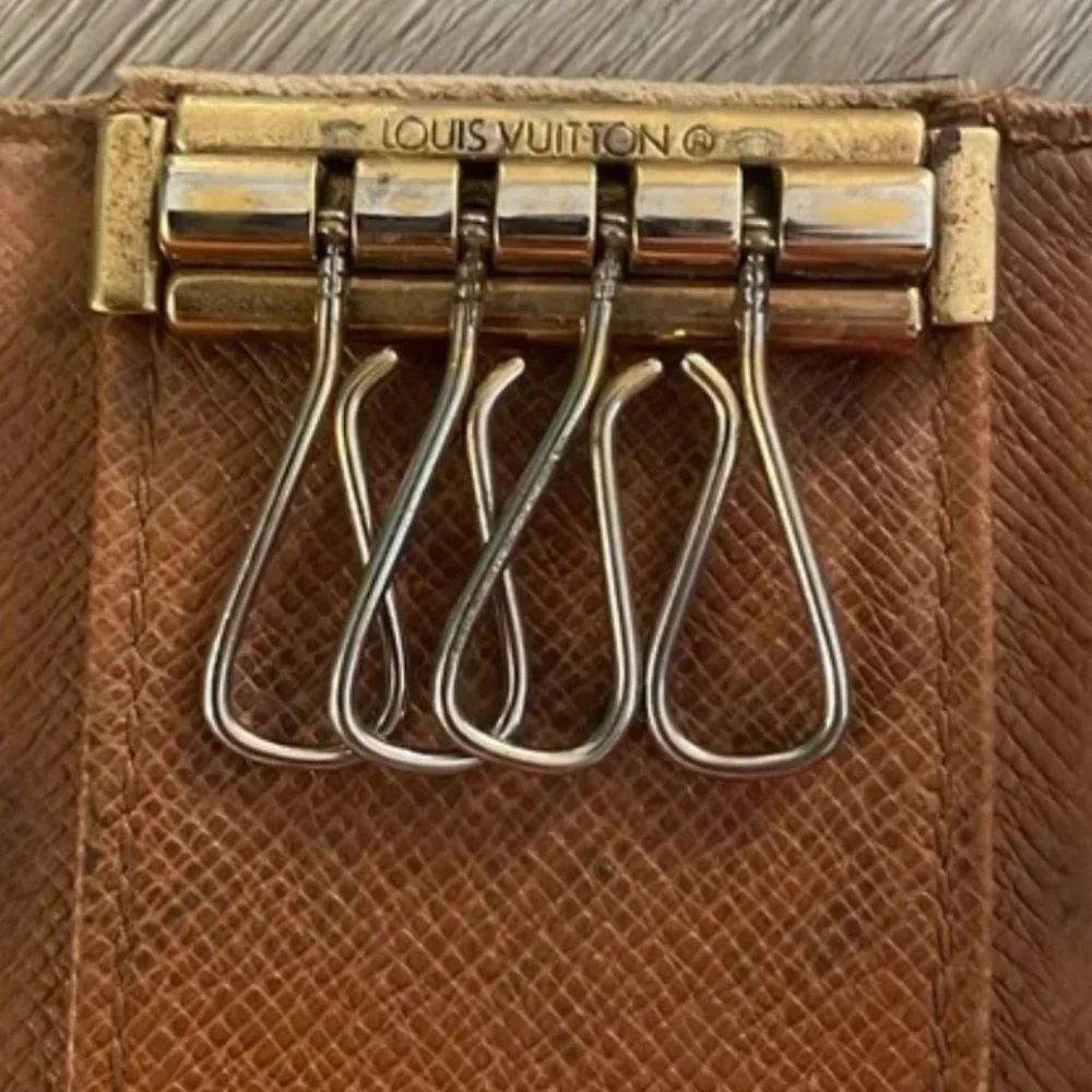- Auc LV Monogram leather Key Holder
